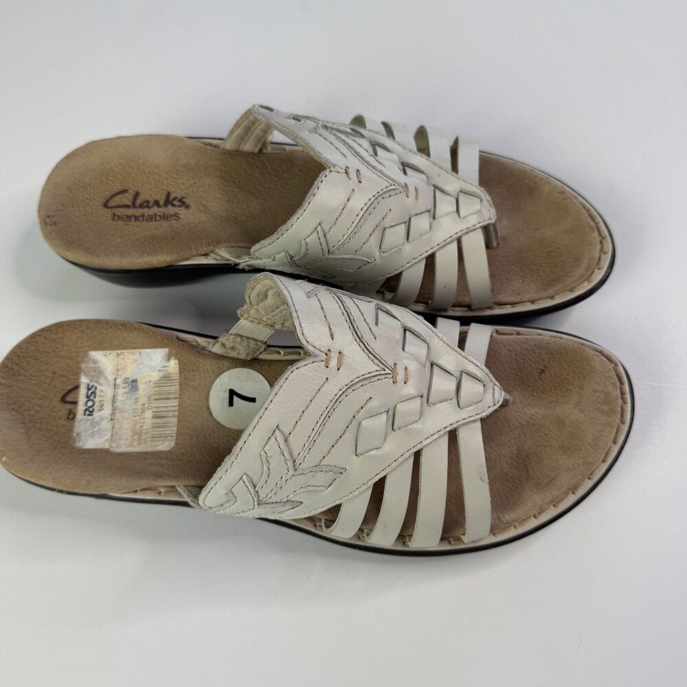 Clarks Bendables Women's Slip On Sandals Shoes Size 7 Light Tan/Cream Slides